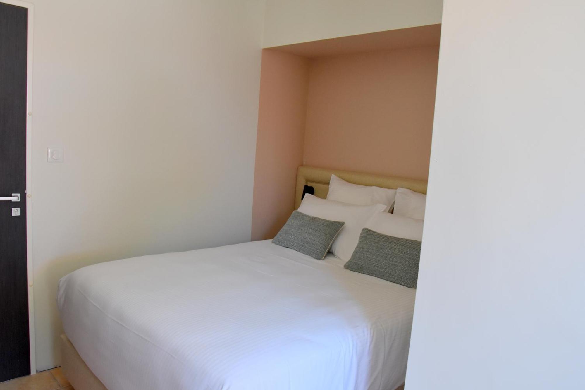 Logis Hotel Restaurant Le Kalliste Hyeres Exterior photo